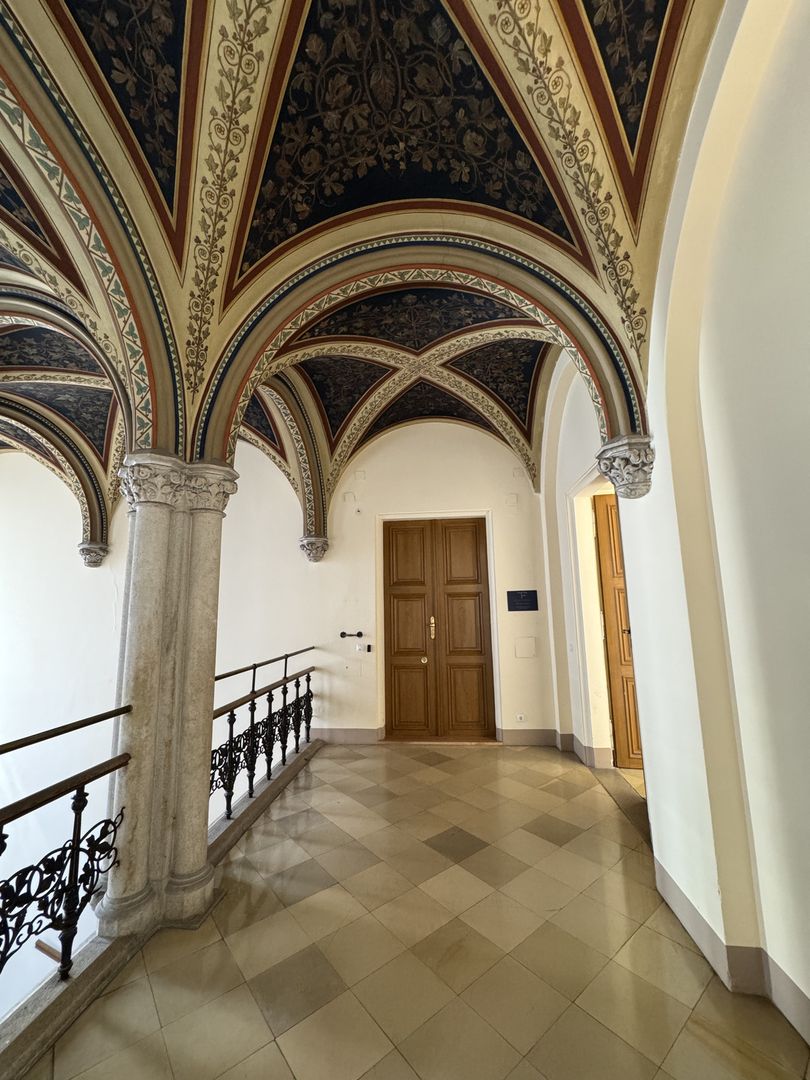 Treppenhaus der Ordination von Dr. Ines Tinhofer im 1. Bezirk in Wien