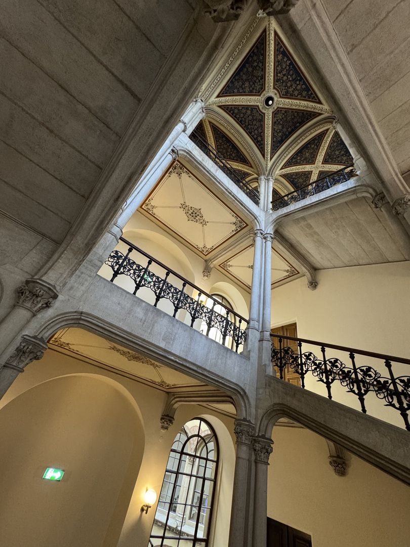 Treppenhaus der Ordination von Dr. Ines Tinhofer im 1. Bezirk in Wien